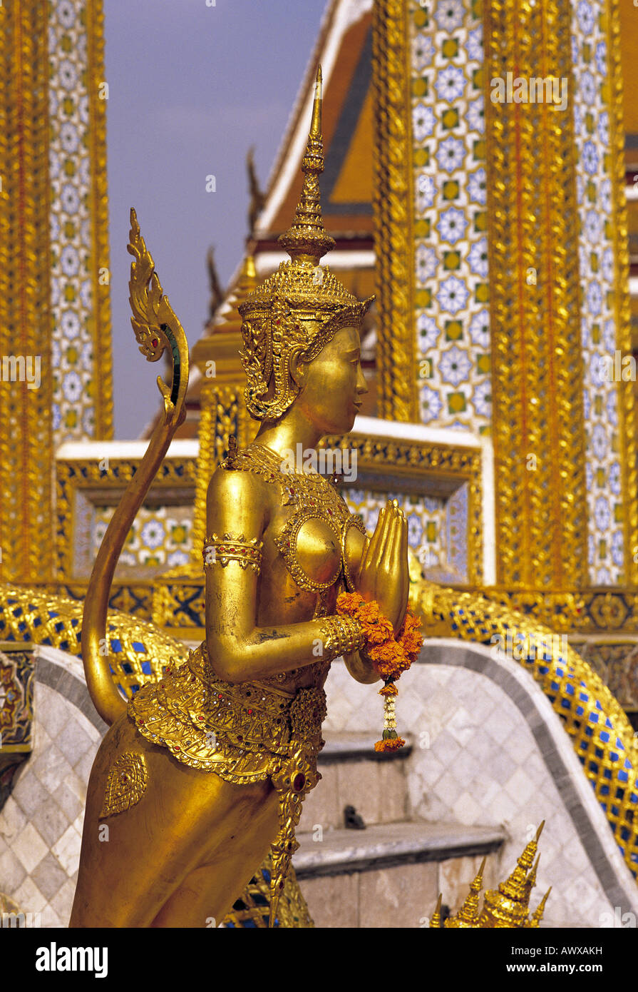 Goldene Statue im Tempel Wat Pra Keo, Bangkok, Thailand Stockfoto