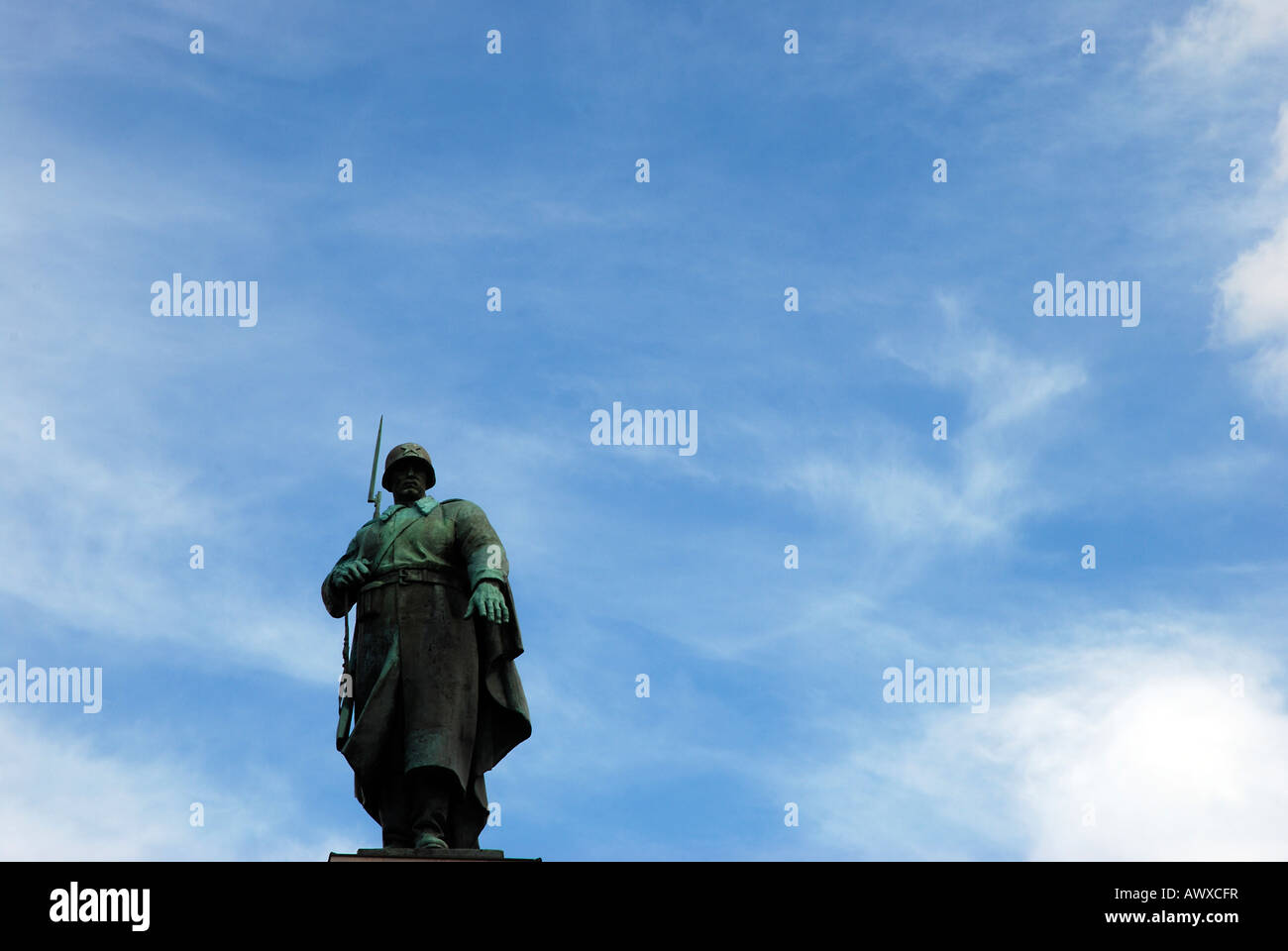 Die Rote Armee Soldat Statue von Sowjetisches Ehrenmal im Tiergarten, Berlin, Deutschland. Stockfoto