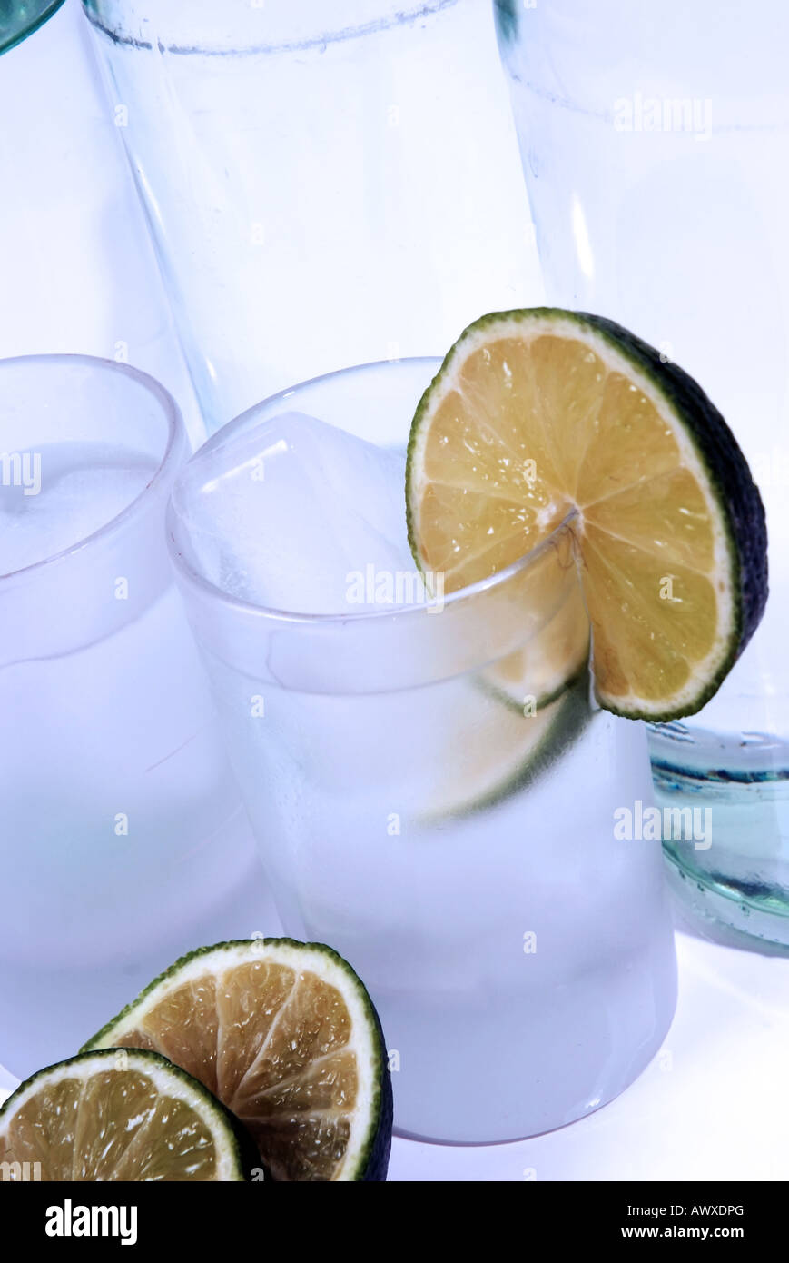 Glas mit Eis und Zitrone Stockfoto