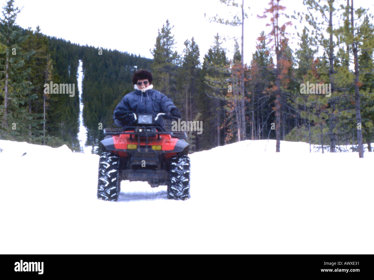 50 60 Jahre alte Autofahrerin ein ATV im winter Stockfoto