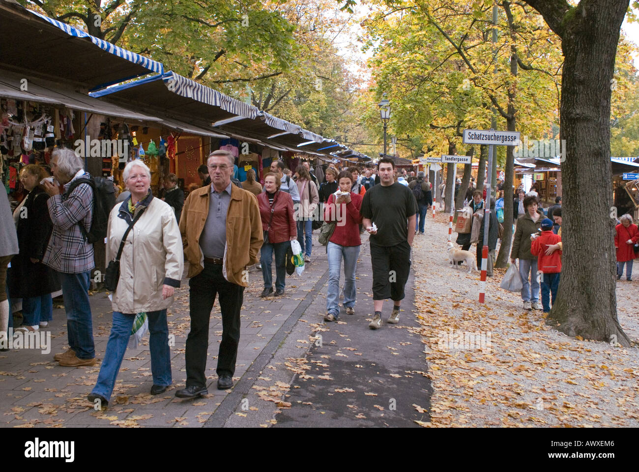 Deutschland-Bayern-München-Besucher gehen für einen Spaziergang auf der Messe oder öffentlichen Festival namens Auerdult Stockfoto