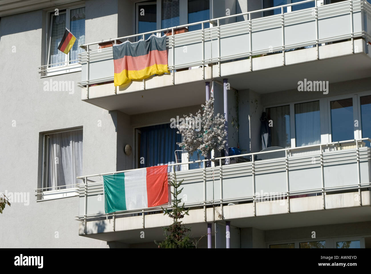 Fußball-WM 2006 blieb Fahnen hängen über Brüstungen der Balkone Stockfoto