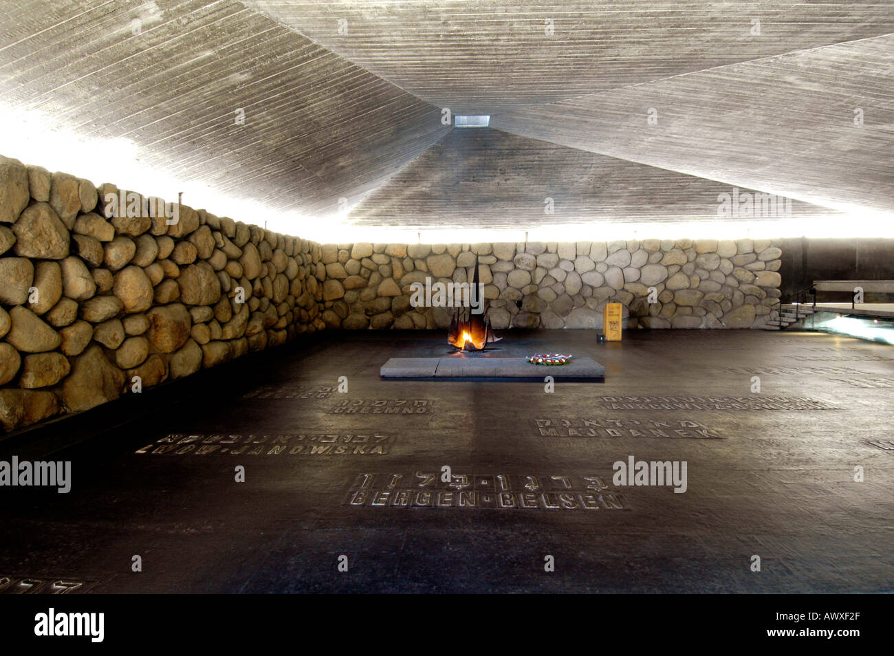 Die Flamme und die Halle der Erinnerung mit Tod lagern Namen in Yad Vashem Gedenkstätte für Holocaust Juden Opfer in Jerusalem Stockfoto