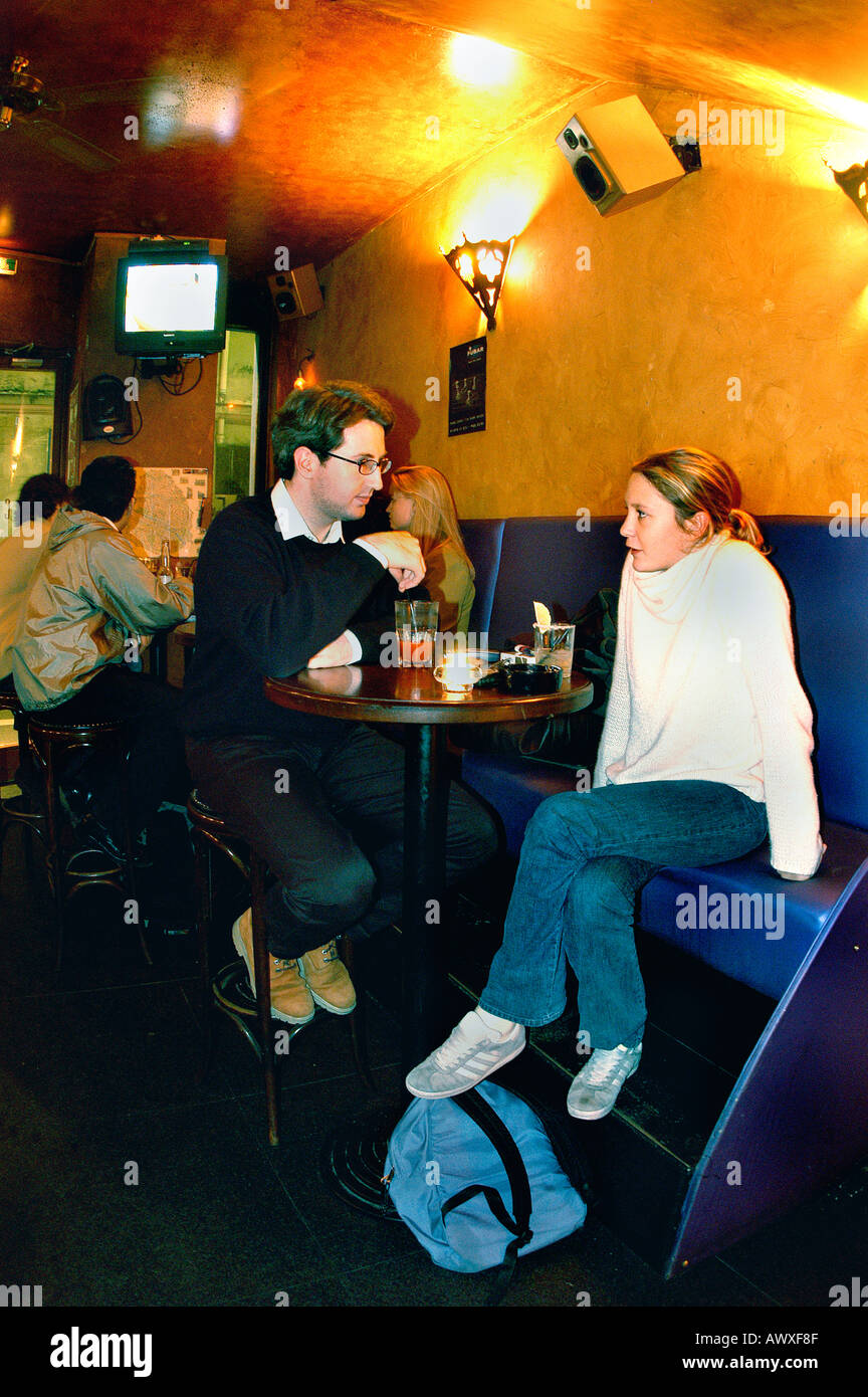 PARIS, Frankreich, Junges Erwachsenes Paar, Drinks in der Irish Bar 'Fu Bar' Pub in der Bar frankreich, junge Leute trinken Stockfoto