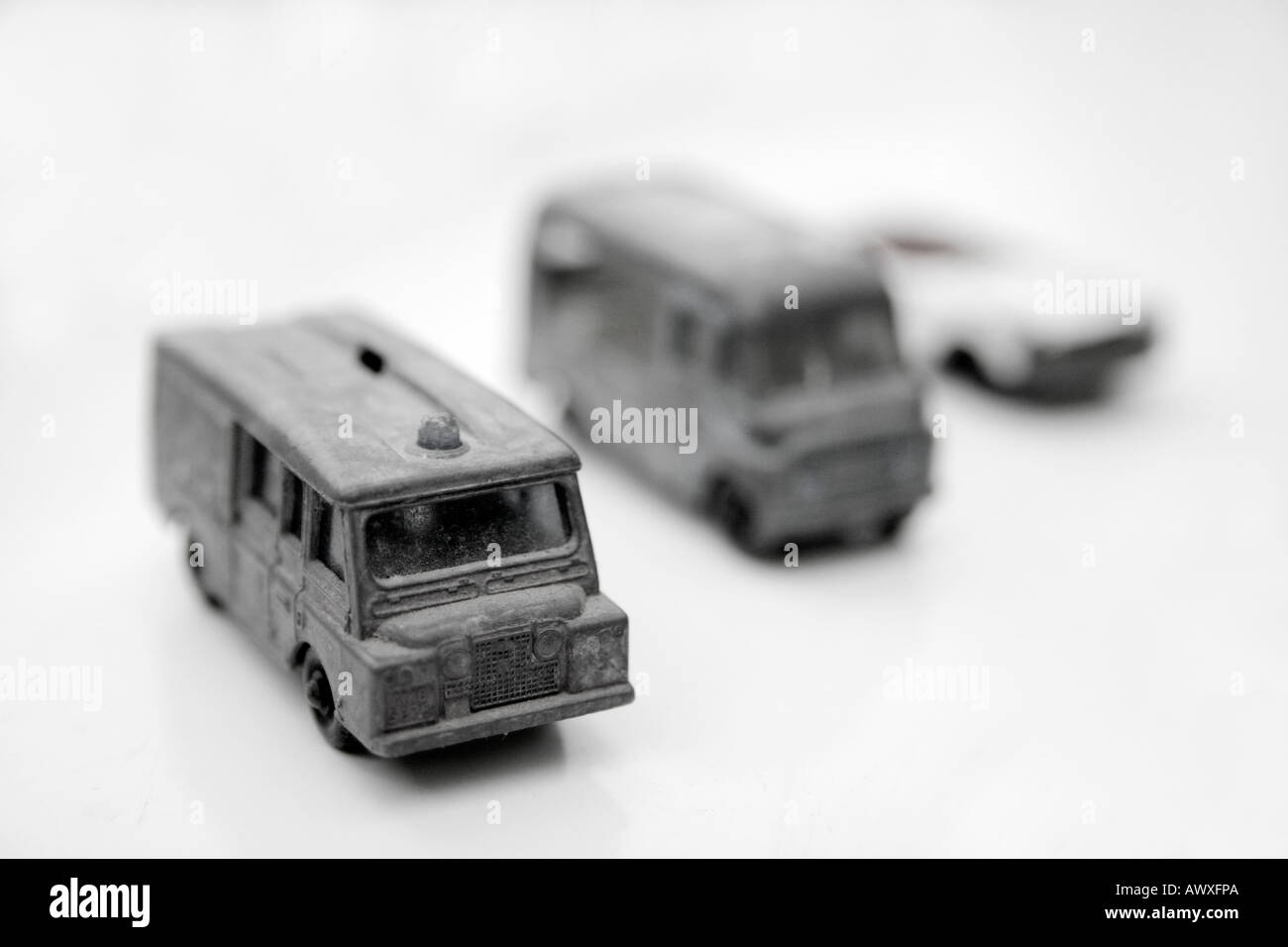 alte Spielzeugautos auf weißem Hintergrund Stockfoto