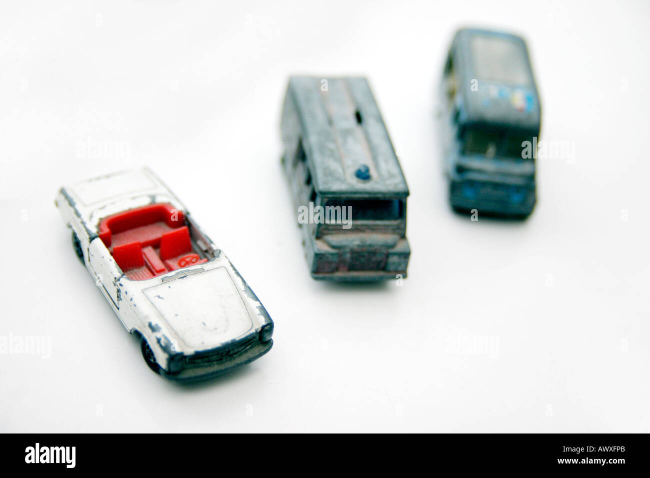 alte Spielzeugautos auf weißem Hintergrund Stockfoto