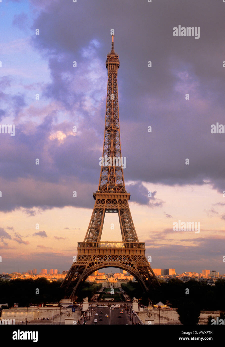 Skyline von Paris. Der Eiffelturm und die Gärten des Trocadero in der Abenddämmerung. Jugendstil Klassizismus. Volles Denkmal. UNESCO-Weltkulturerbe Stockfoto