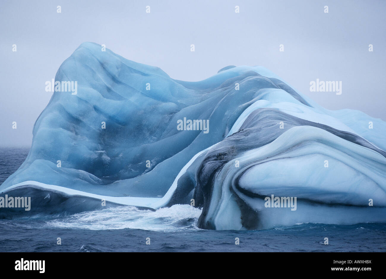 Antarktis, Scotia Meer, Eisberg im Wasser Stockfoto