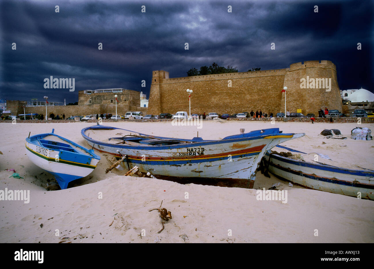 Boote am Strand vor der Medina mit Gewitterwolken in der Abenddämmerung Hammamet Tunesien Afrika Stockfoto