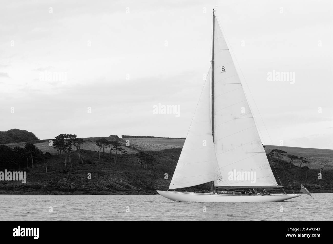 Klassische 8-Meter-Segelyacht, unter Segel, Cornwall, England. Schwarz / weiß Stockfoto