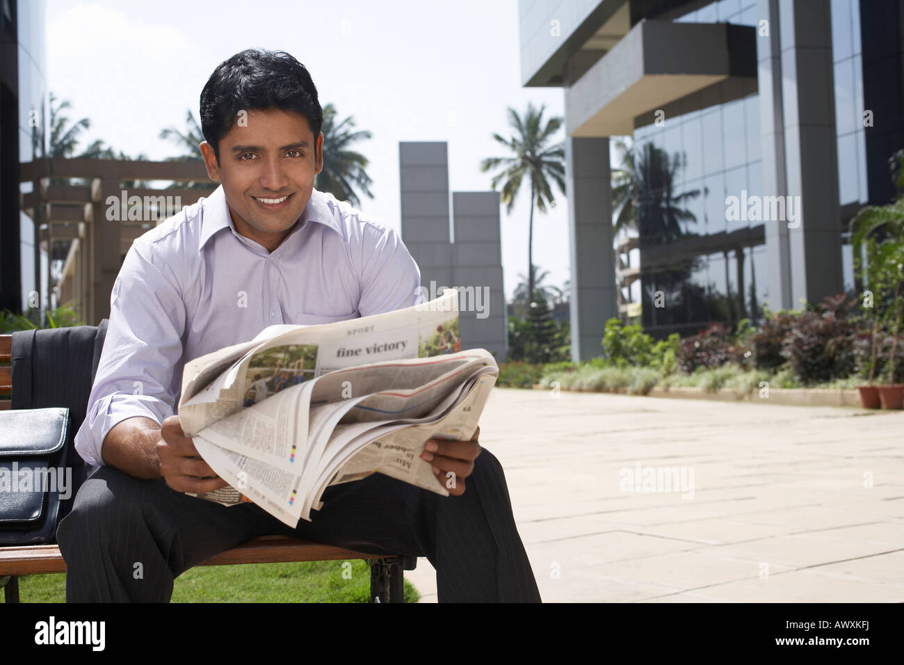 Geschäftsmann mit Kaffee neben Business-Frau mit Handy auf Stadtstraße Stockfoto