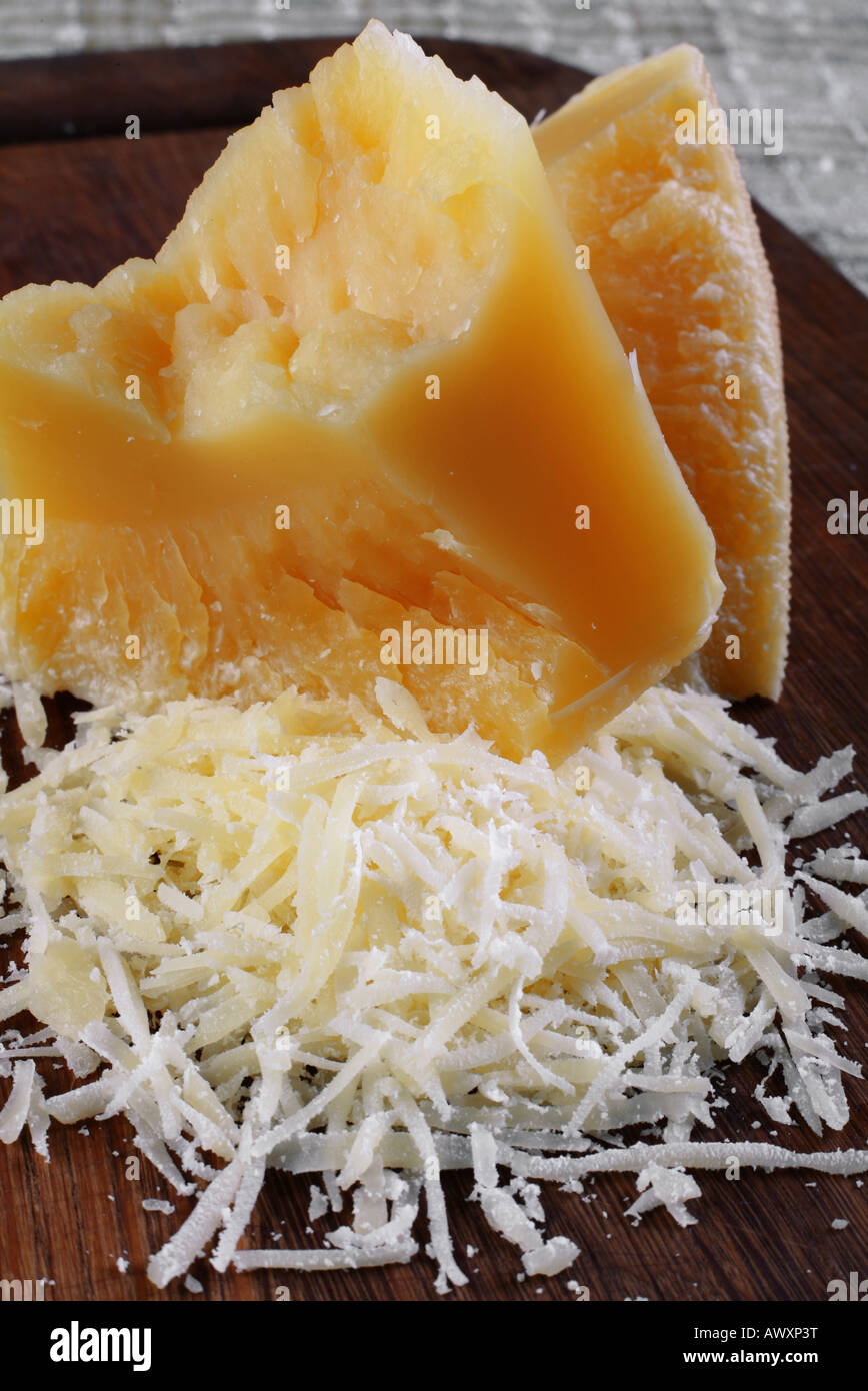 Milchprodukt-Parmesan-Käse gebrochen Detailansicht Stockfotografie - Alamy