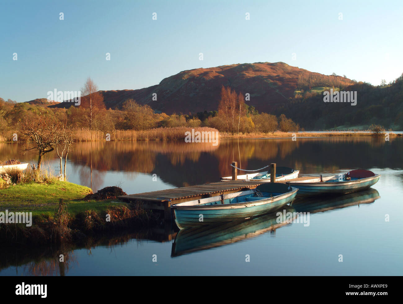 Ruderboote auf Grasmere & Loughrigg Fell, Lake District, Cumbria, England, UK Stockfoto