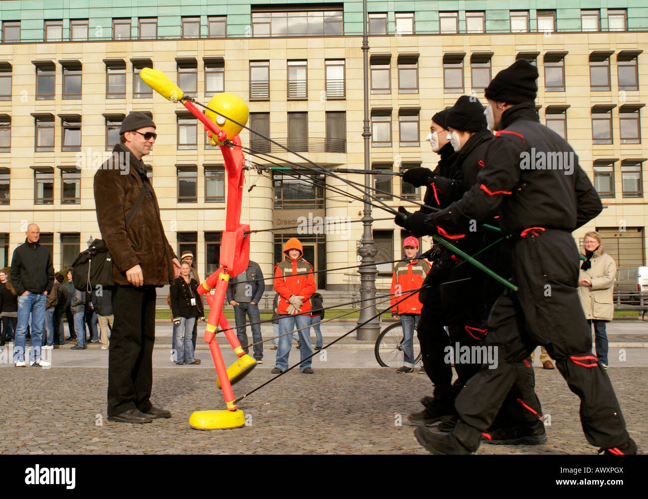 Straßenkünstler in Berlin eine menschliche Größe Puppe zu manipulieren Stockfoto