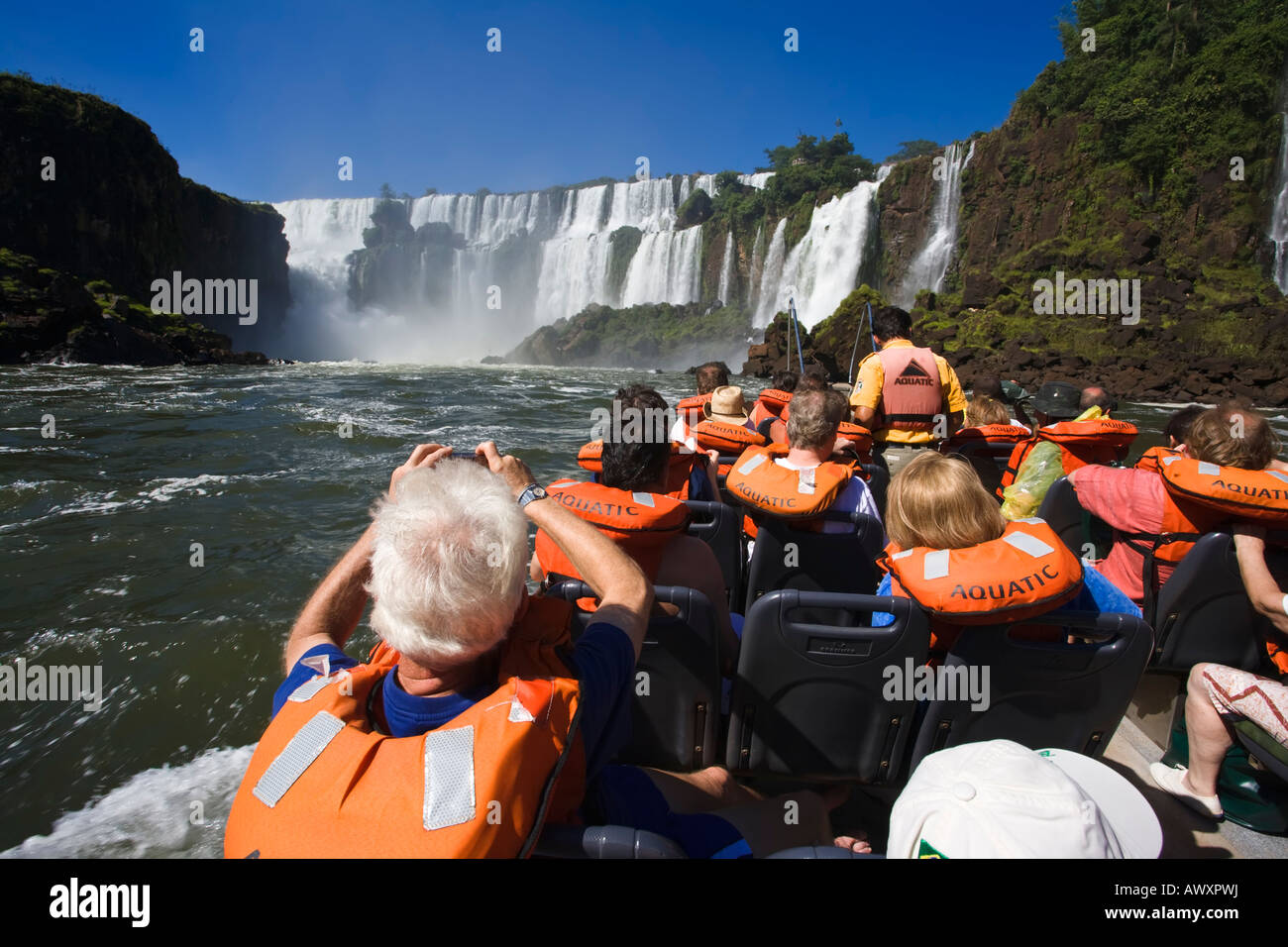 Touristen auf der Iver Bootsfahrt aufstehen in der Nähe der Wasserfälle Iguassu Falls ist die größte Serie von Wasserfällen auf dem Planeten Stockfoto