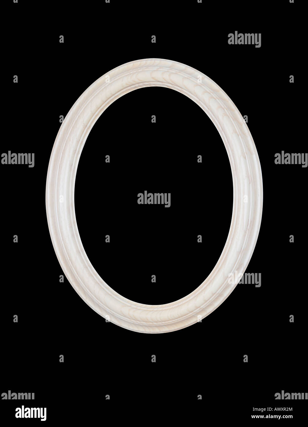 Bild Rahmen Oval Runden in weiß aus stark gemasertem Eichenholz, isoliert auf schwarz. Stockfoto