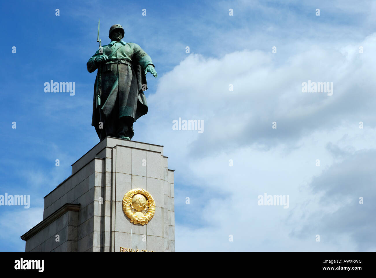 Die Rote Armee Soldat Statue von Sowjetisches Ehrenmal im Tiergarten, Berlin, Deutschland. Stockfoto