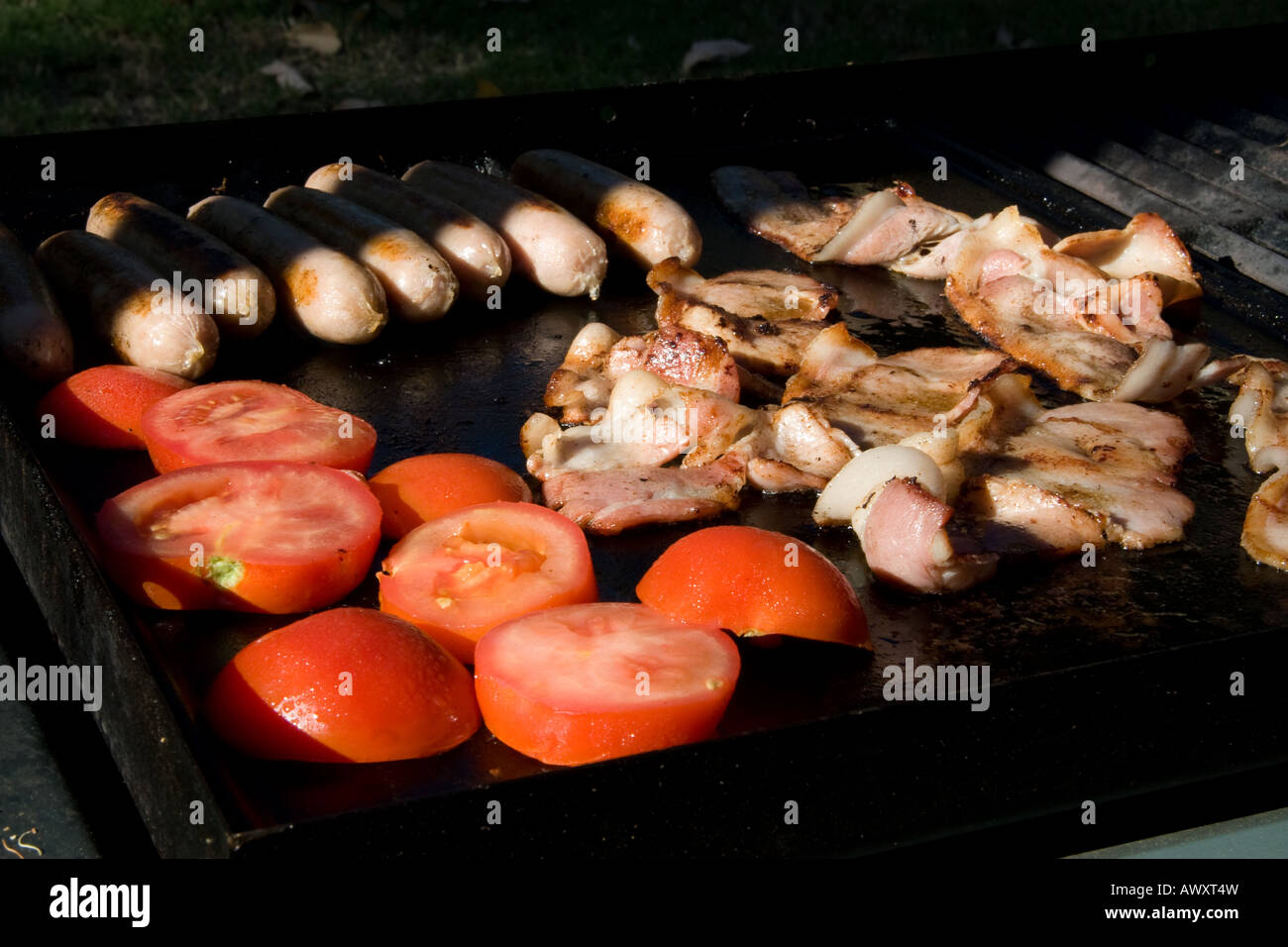 BBQ Bacon, Tomaten und Wurst zum Frühstück Stockfoto