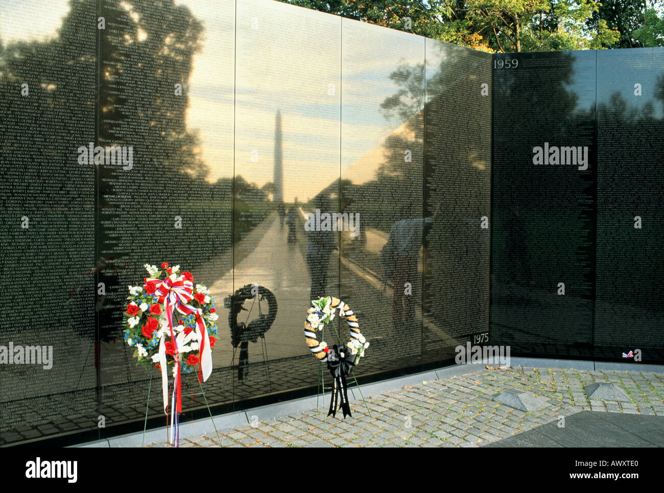 Washington, D.C., USA, The Mall, Vietnam Veterans Memorial, Wand der Namen entworfen von Maya Ying Lin, Washington Monument Stockfoto