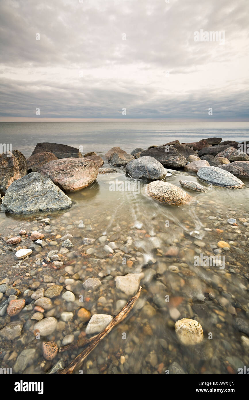 Blick auf Lake Ontario mit Steinen, Rotary Park, Ajax, Ontario, Kanada Stockfoto