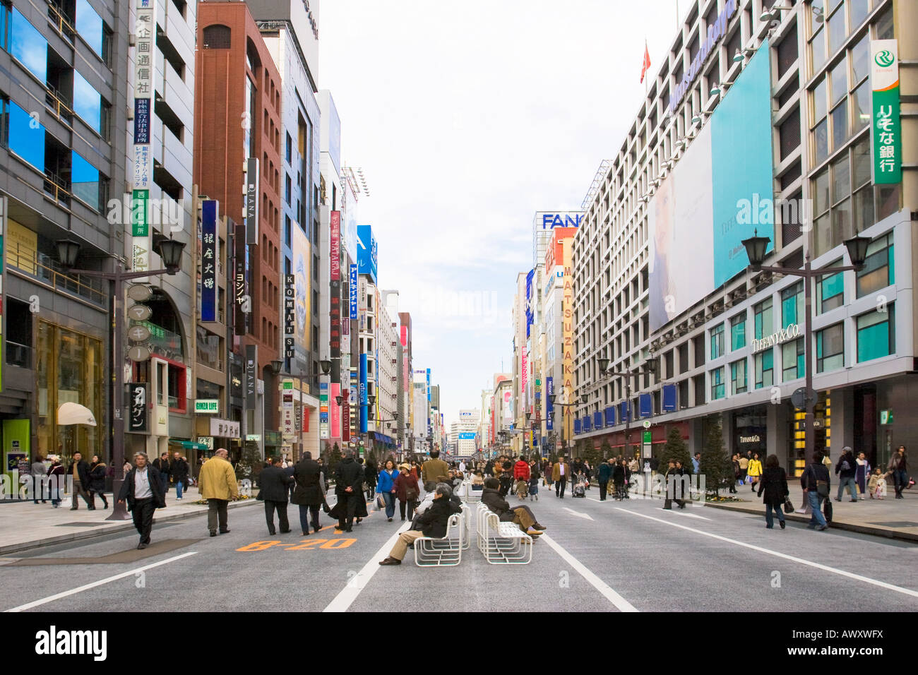 Menschen zu Fuß und Chuo Dori Strasse Verkaufsoffener Sonntag in gehobenen Ginza Bezirk von Tokio Japan Stockfoto