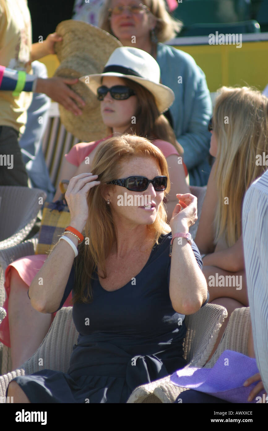 Sarah Ferguson beim Veuve Clicquot Gold Cup Polo letzte Cowdray Park Midhurst 2005 mit Prinzessin Eugenie im Hintergrund. Stockfoto