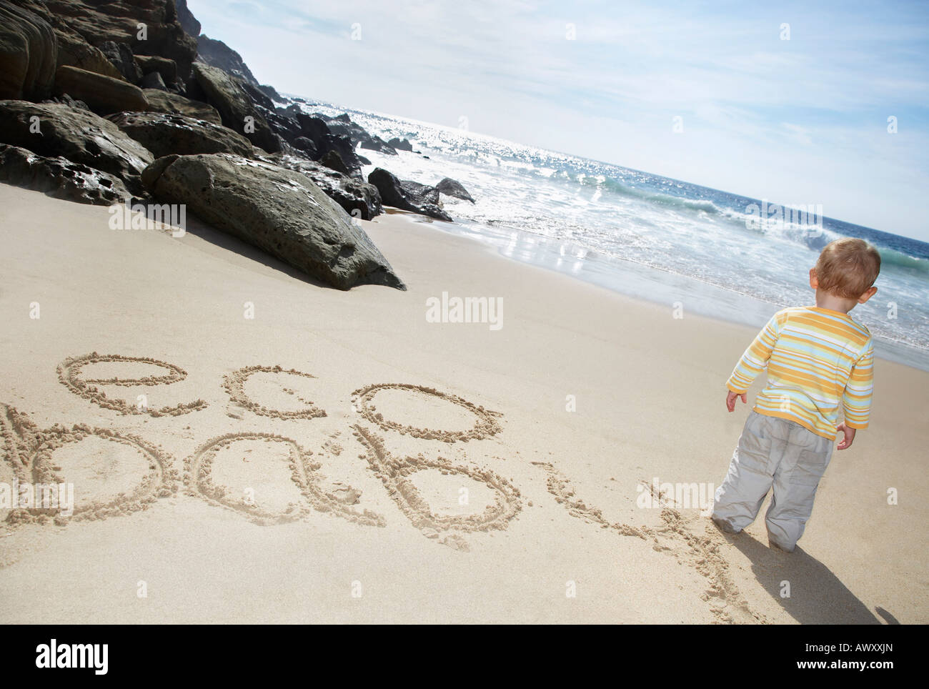 Junge (1-2) tatenlos Eco Baby Text geschrieben am Strand Stockfoto