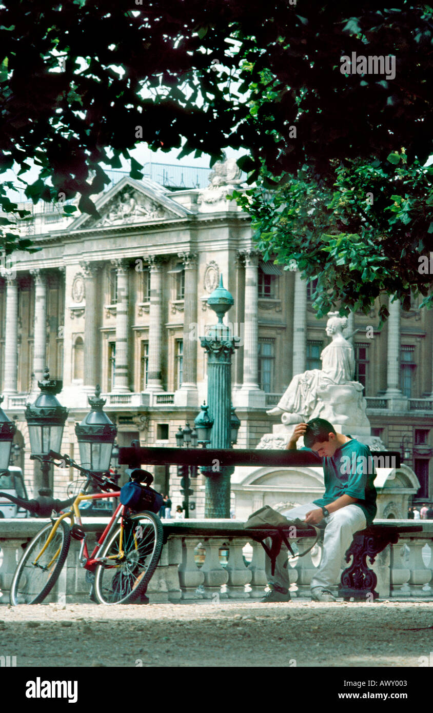 Paris Frankreich, Urban Park „Teen Boy Reading“ mit Fahrrad im Tuileries-Garten, paris jardin de tuileries Statuen, (Hotel Crillon) Stockfoto