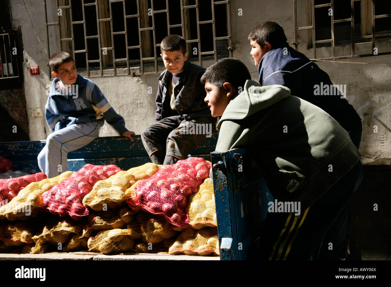 Türkische Jungs Herumspielen auf einem LKW, Verkauf von Kartoffeln, Istanbul, Türkei Stockfoto