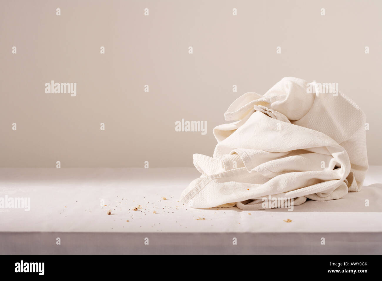 Geschirrtuch und Krümel auf Tisch Stockfoto