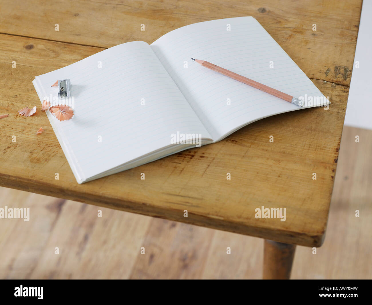 Geöffneten Notizbuch mit Bleistift und Anspitzer auf Tisch, erhöhten Blick Stockfoto