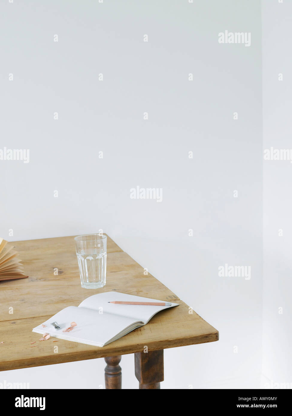 Offenen Notebook und Glas Wasser am Tisch Stockfoto
