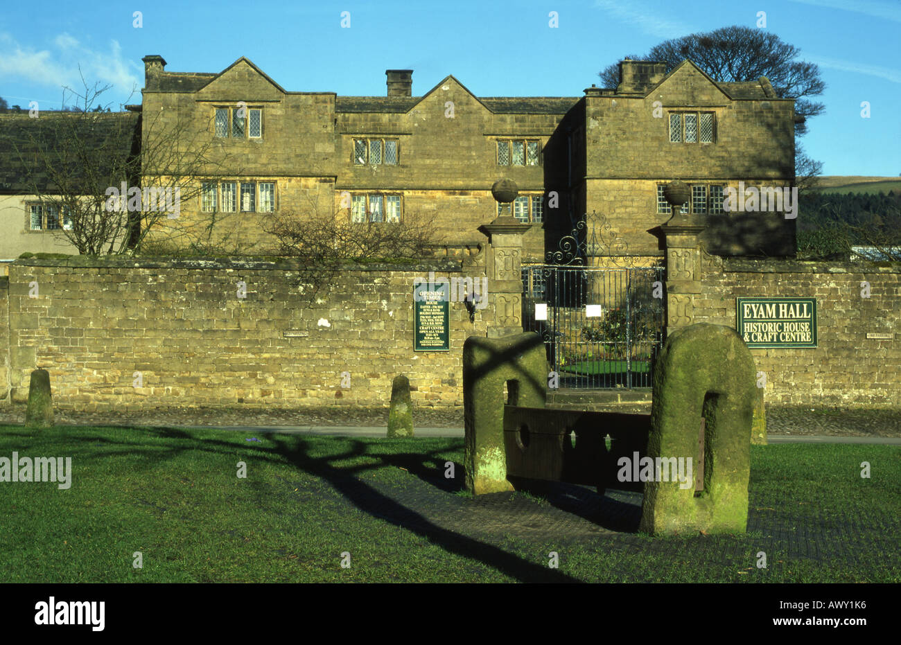 Eyam Hall & 18. Jahrhundert Bestände, Derbyshire, England Stockfoto