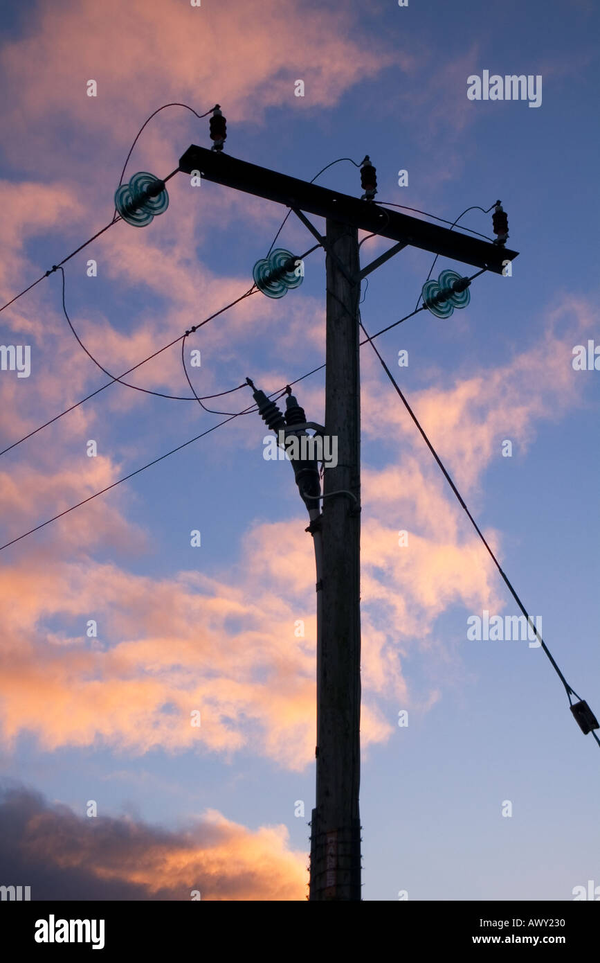 Dh Hydro ELEKTRISCHER STROM UK Stromversorgung Kabel pole Stromleitungen abend sonnenuntergang Orkney Stockfoto