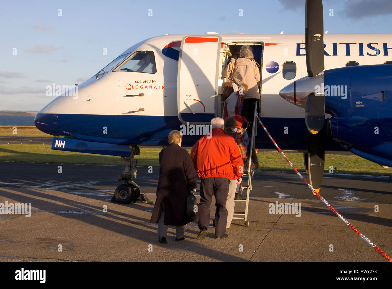 dh british Airways Flugzeug KIRKWALL FLUGHAFEN ORKNEY Flugzeug Passagiere einsteigen BA Flugzeug Saab 340 Stockfoto