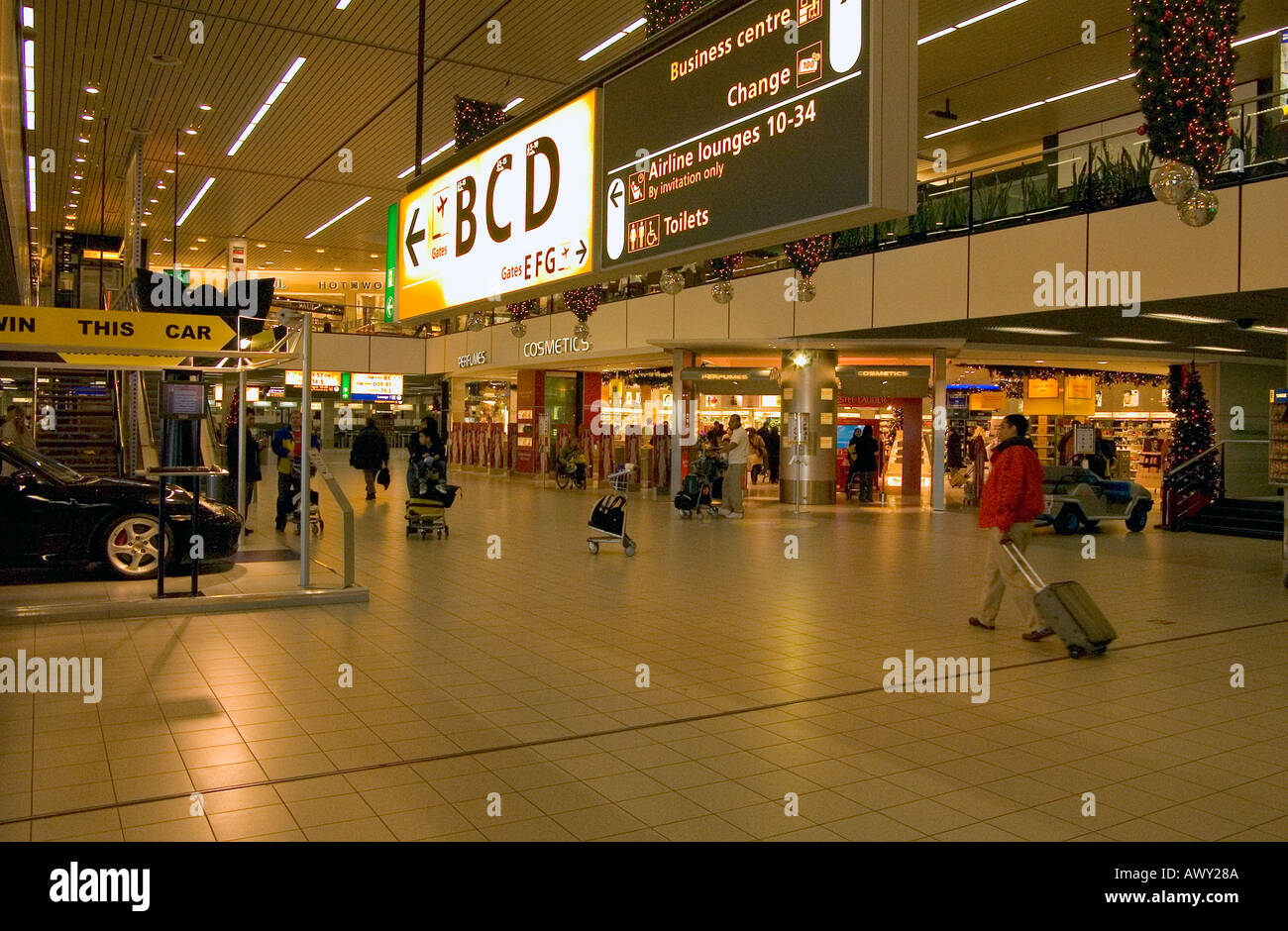 dh AMSTERDAM AIRPORT HOLLAND International Terminal Gebäude in Duty Free Shops Hauptgang Menschen schiphol Innenreisende Stockfoto