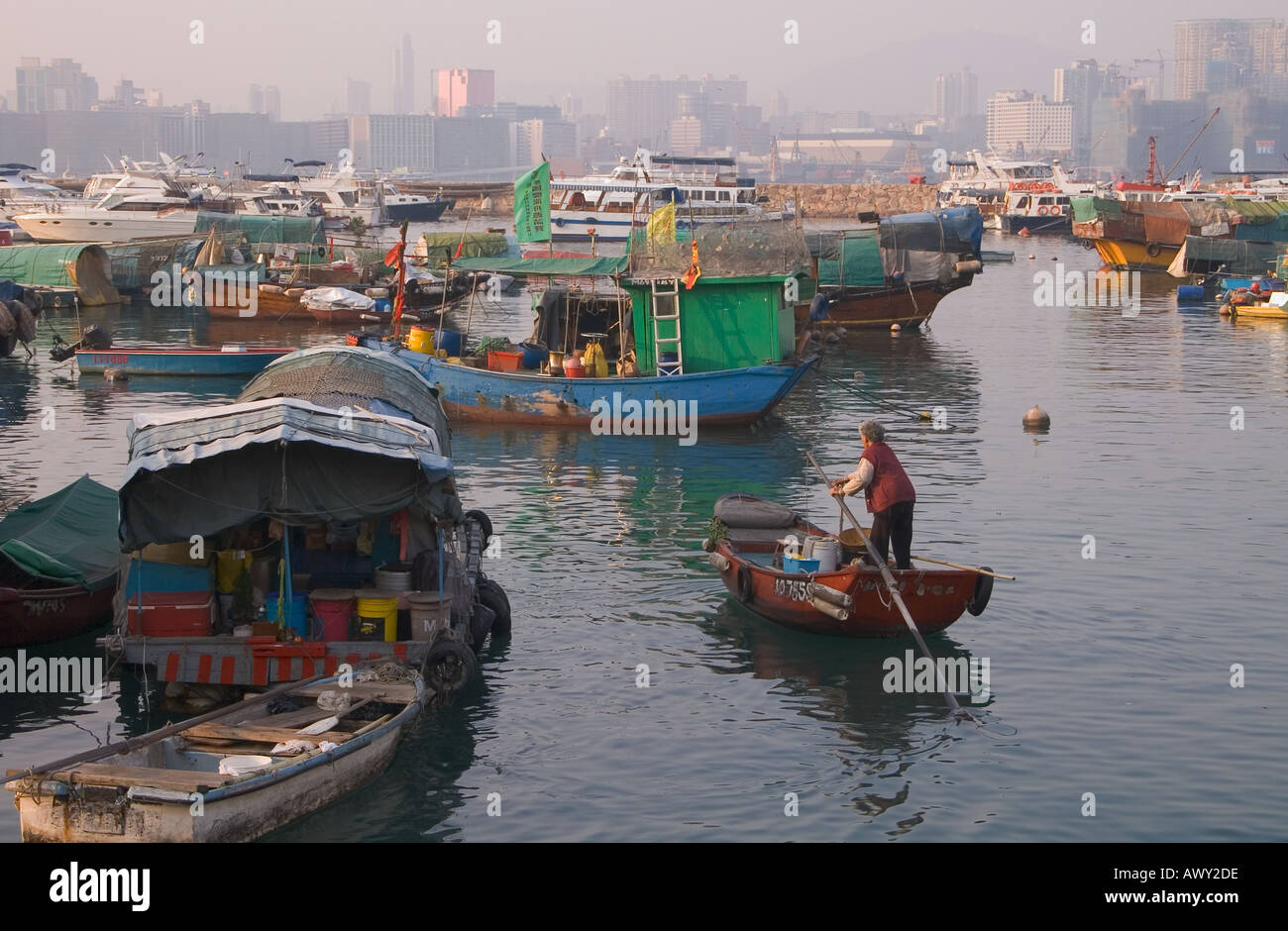 Dh Typhoon Shelter CAUSEWAY BAY HONG KONG alte Frau rudern sampan Fähre unter Boote Harbour boat people Stockfoto Dh Typhoon Shelter CAUSEWAY BAY HONG KONG alte Frau rudern sampan Fähre unter Boote Harbour boat people Stockfoto