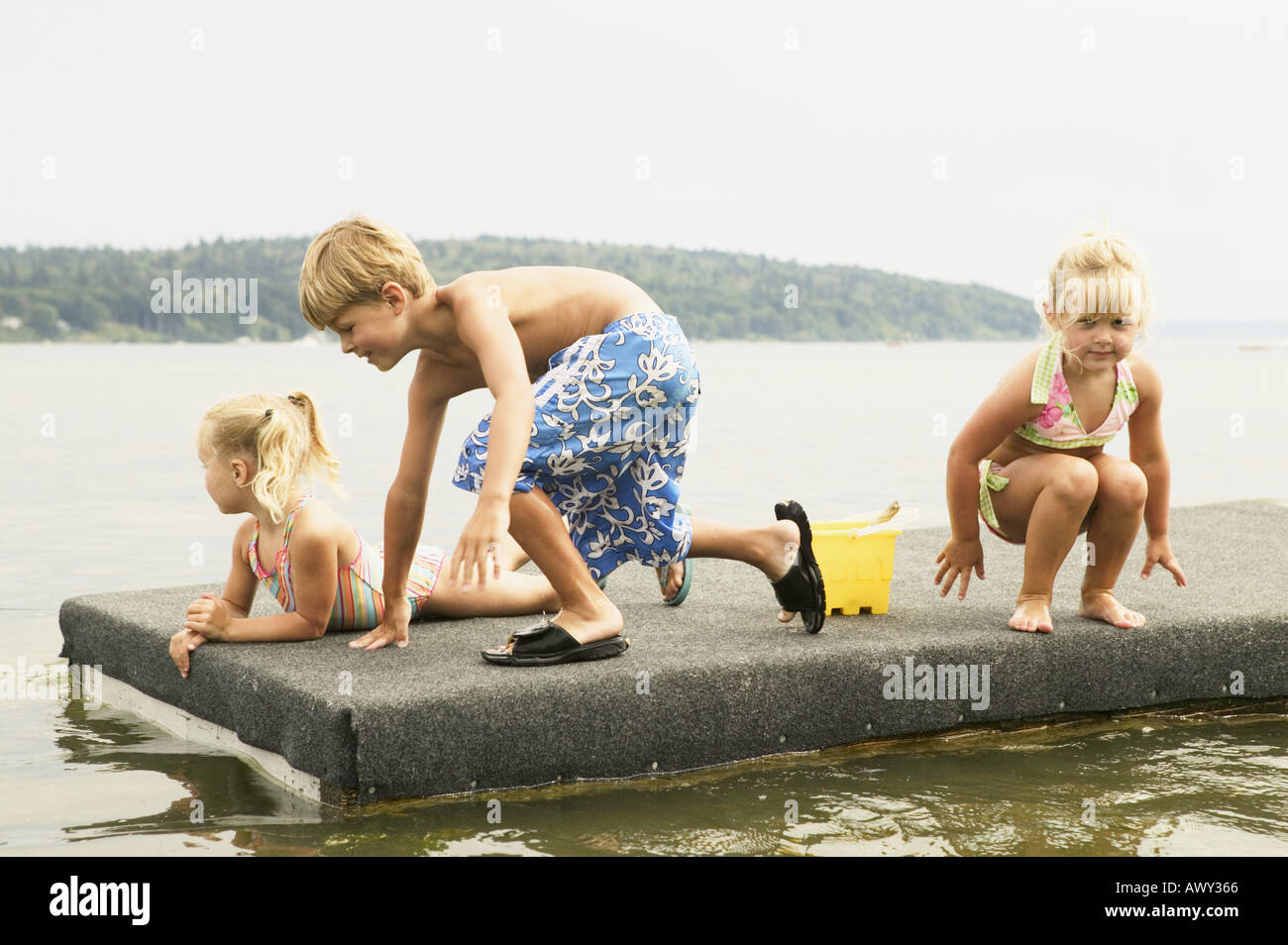 Kinder spielen auf einem Floß Stockfoto