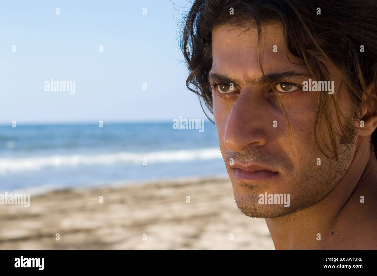 Porträt eines ethnischen Mann wegsehen durch das Meer hautnah Stockfoto