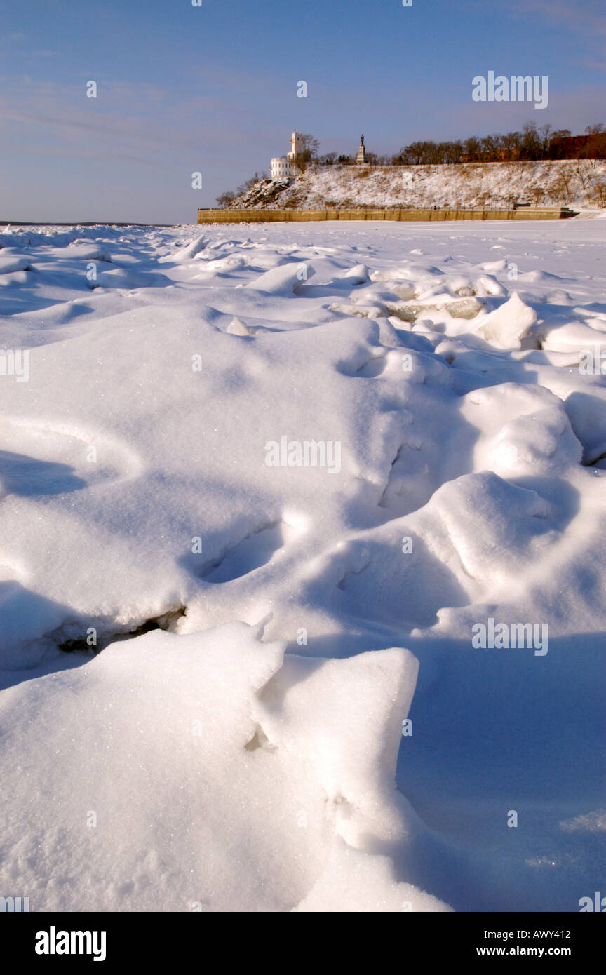 Gefrorenen Fluss Amur in Khabarovsk Russland mit berühmten Vorgebirge und Gedenkstätte in der Ferne 2005 Stockfoto