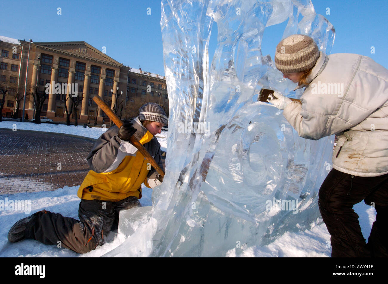 Eis-Bildhauer bei der Arbeit im Lenin-Platz Chabarowsk Russland 2005 Stockfoto