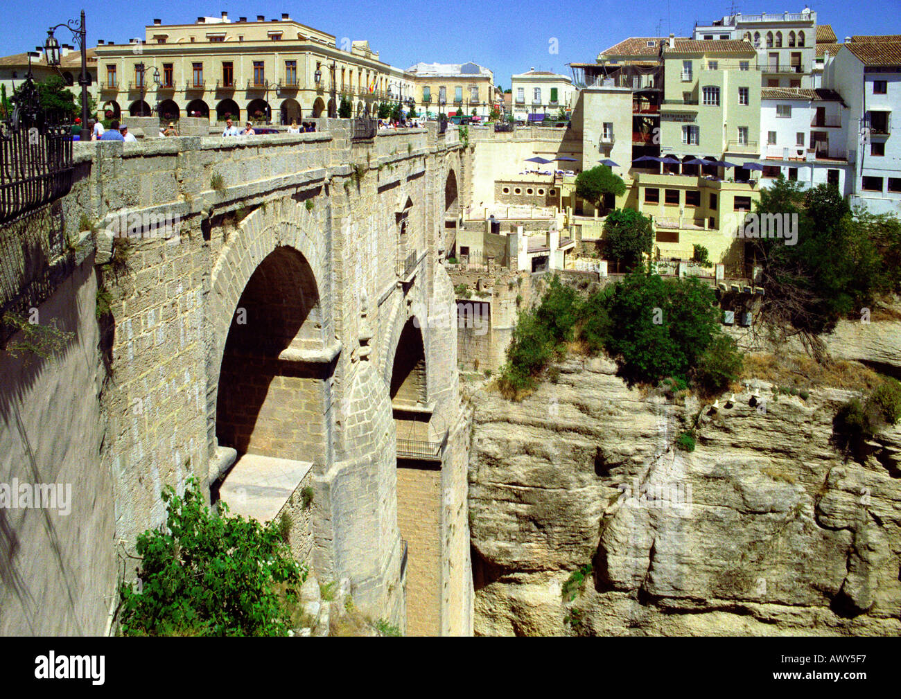 Puerto Nuevo in Ronda achtzehnten Jahrhundert gewölbten Brücke über die El Tajo-Schlucht in Andalusien Südspanien Stockfoto