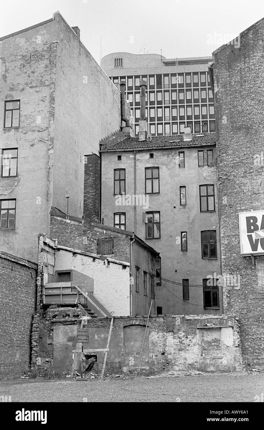 Stadtbild mit alten und modernen Gebäuden, Oslo, Norwegen im Anfang der 1980er Jahre (1983). Stockfoto