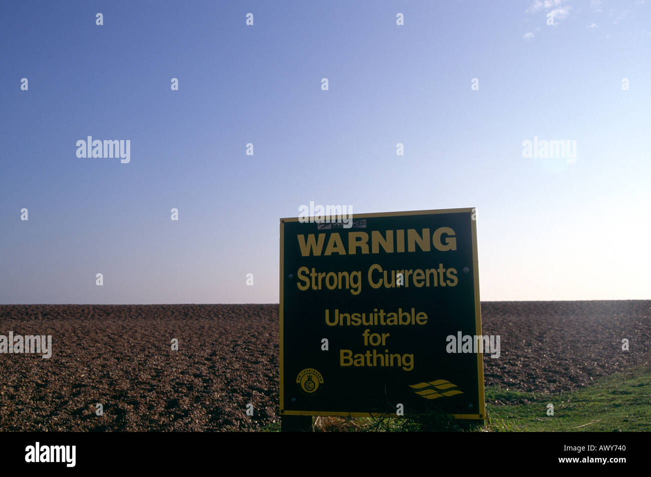 Schild Warnung Schwimmer von starken Strömungen Shingle Street Suffolk England Stockfoto