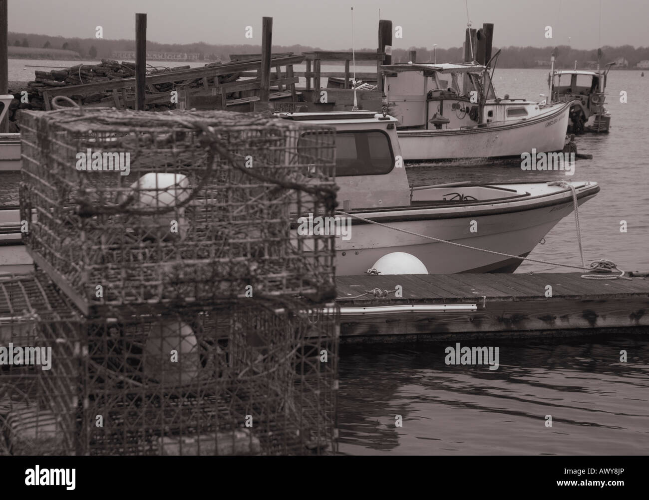 Boote an den Docks in Wickford, Rhode Island zu arbeiten, bevor sie sich für den Tag ausgehen. Stockfoto