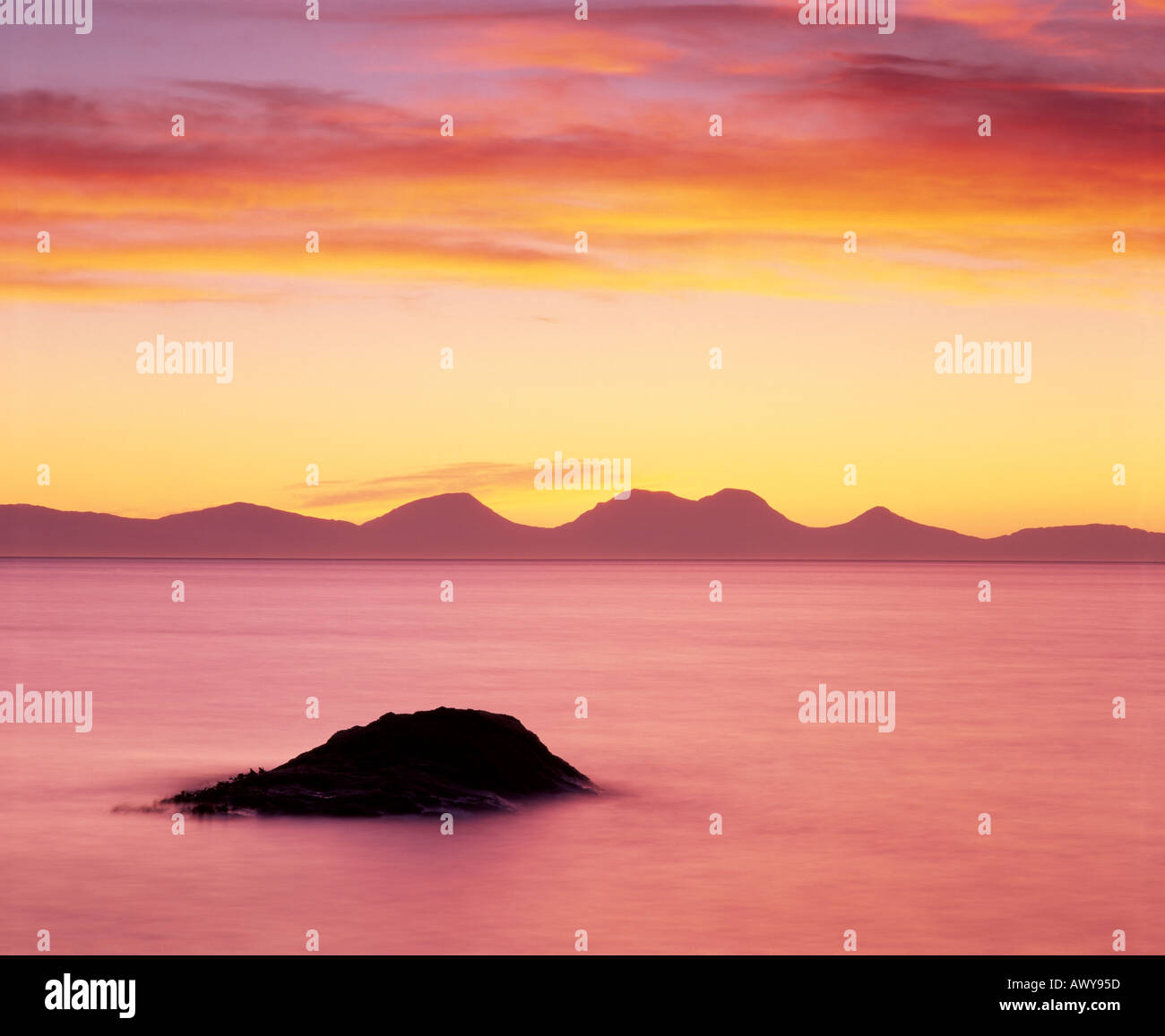 Der Paps Jura gesehen von der Halbinsel Kintyre bei Sonnenuntergang, Argyll and Bute, Scotland, UK Stockfoto