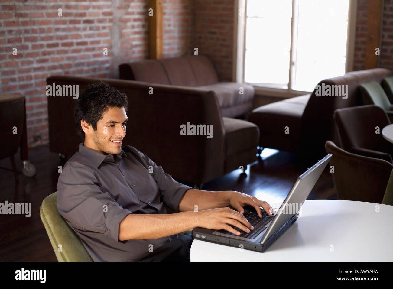 Mann mit Laptop-Computer Stockfoto