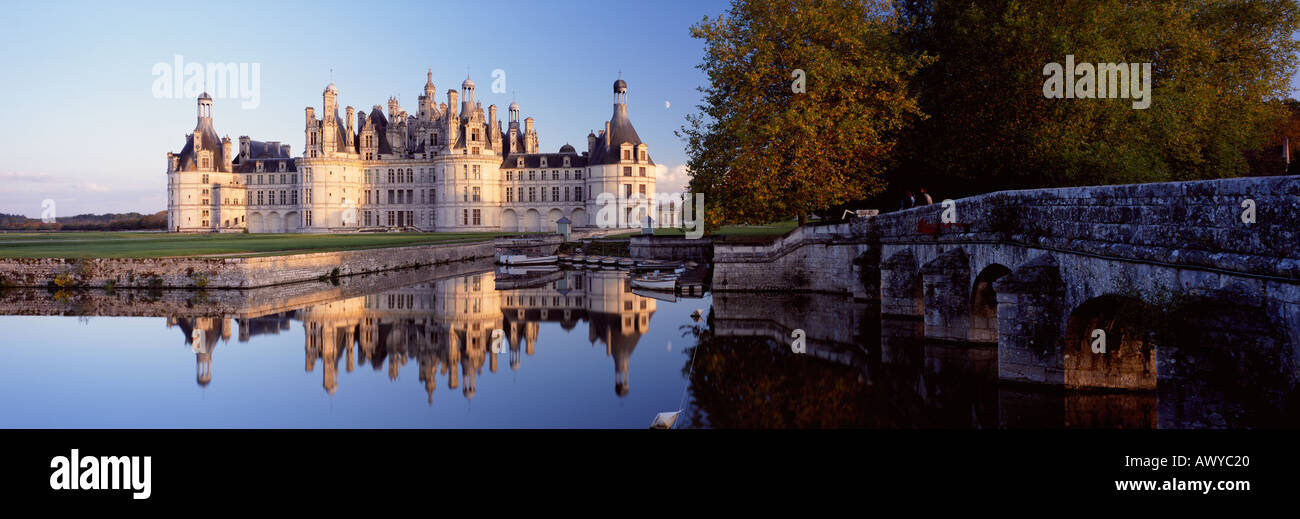 CHATEAU DE CHAMBORD IN FRANKREICH GESEHEN ÜBER WASSERGRABEN LOIRE-TAL Stockfoto