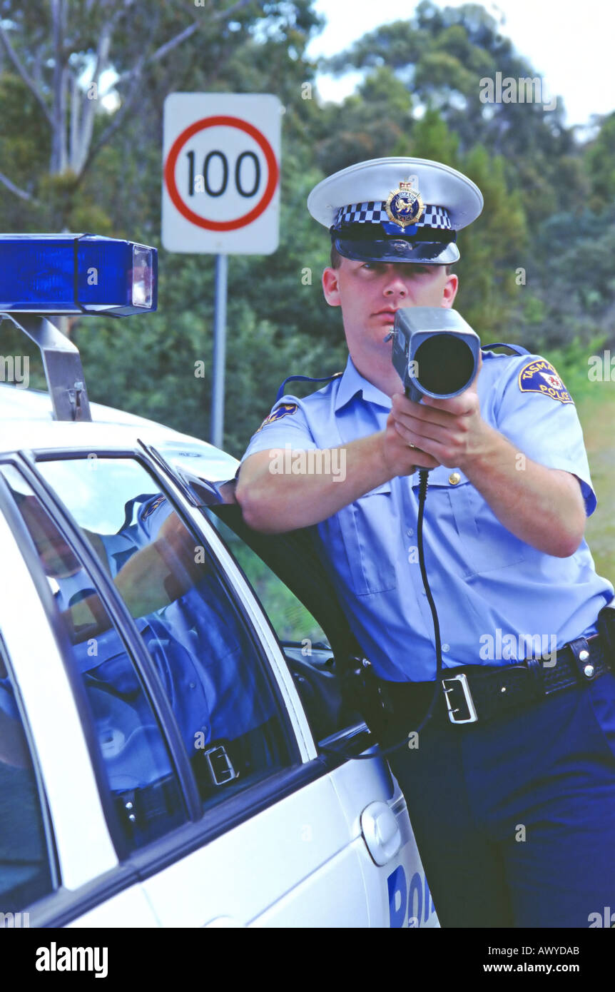 Ein Polizist der tasmanischen prüft Beschleunigung Verkehr mit einer Hand gehaltenen Geschwindigkeit Radarwarner Stockfoto