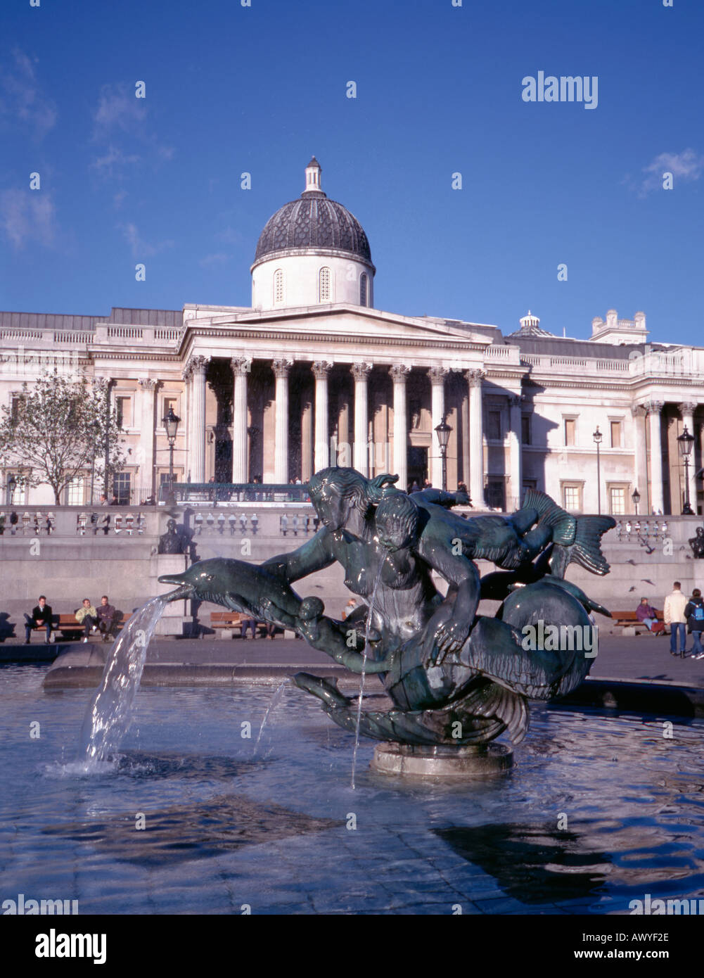 Brunnen am Trafalgar Square und der National Gallery, London, England, UK. Stockfoto